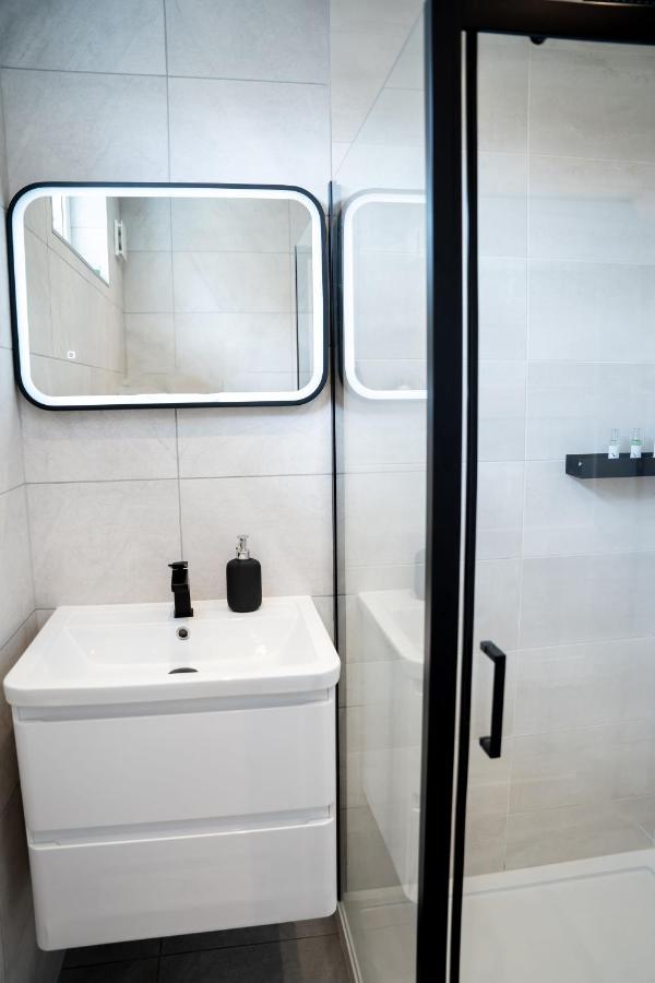 Luxurious Two Bedroom Apartment With Private Parking Perth Bagian luar foto